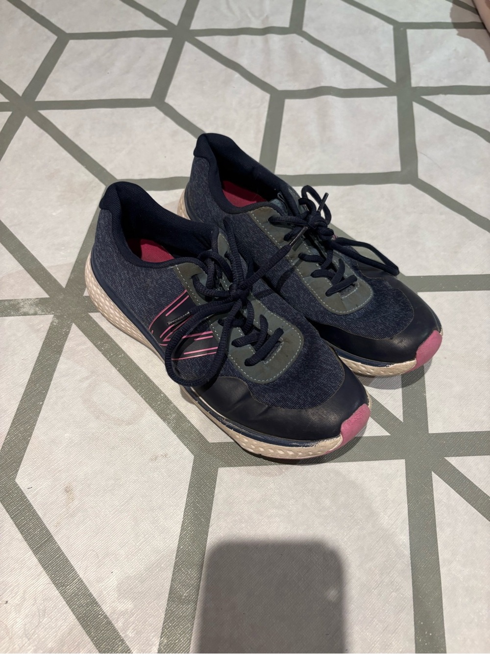 3/15$ Ty Women’s Navy and Pink Athletic Lace-Up Sneakers